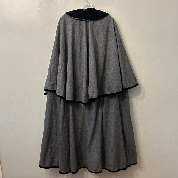 Elegant Gray Cape Coat - Picture 4 of 4